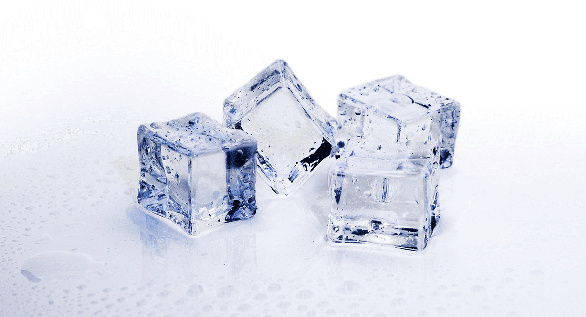 Glaçons dans un bac à glaçons